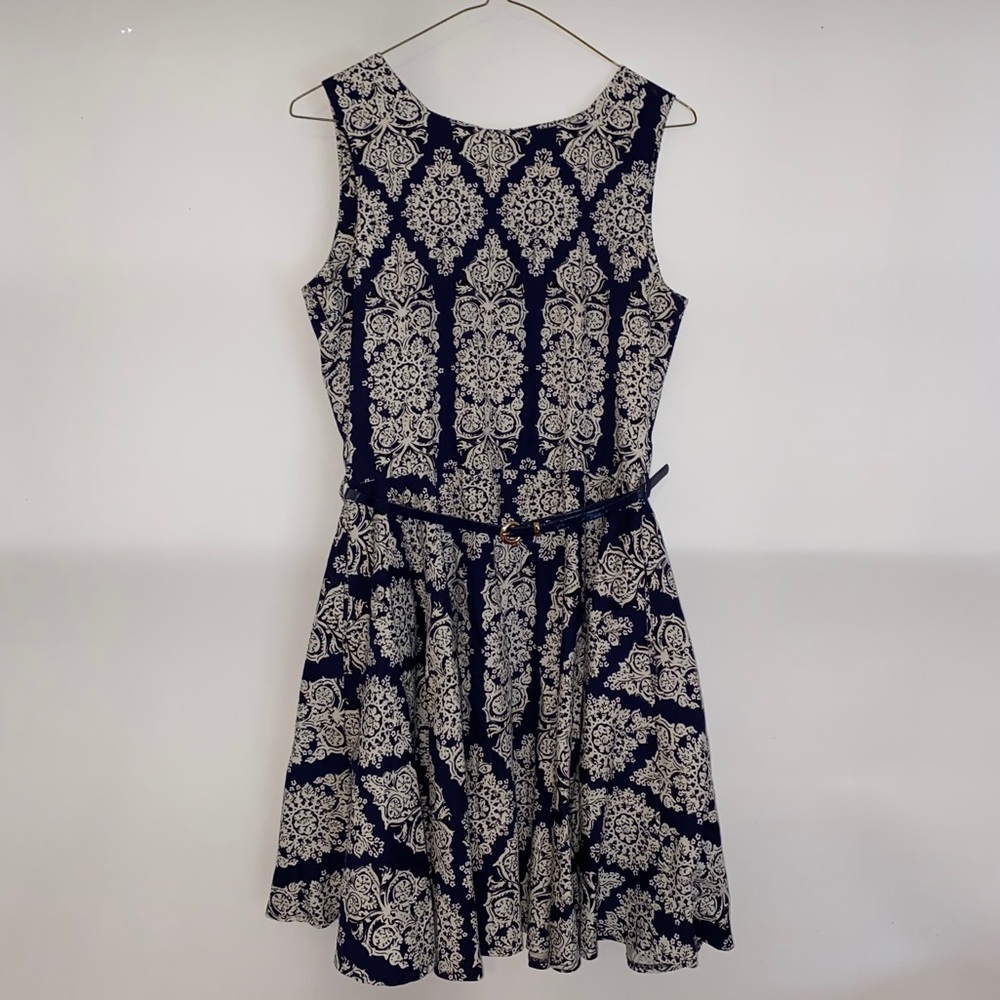 Waist Sinching Navy Blue and White Dress 🍊🌊